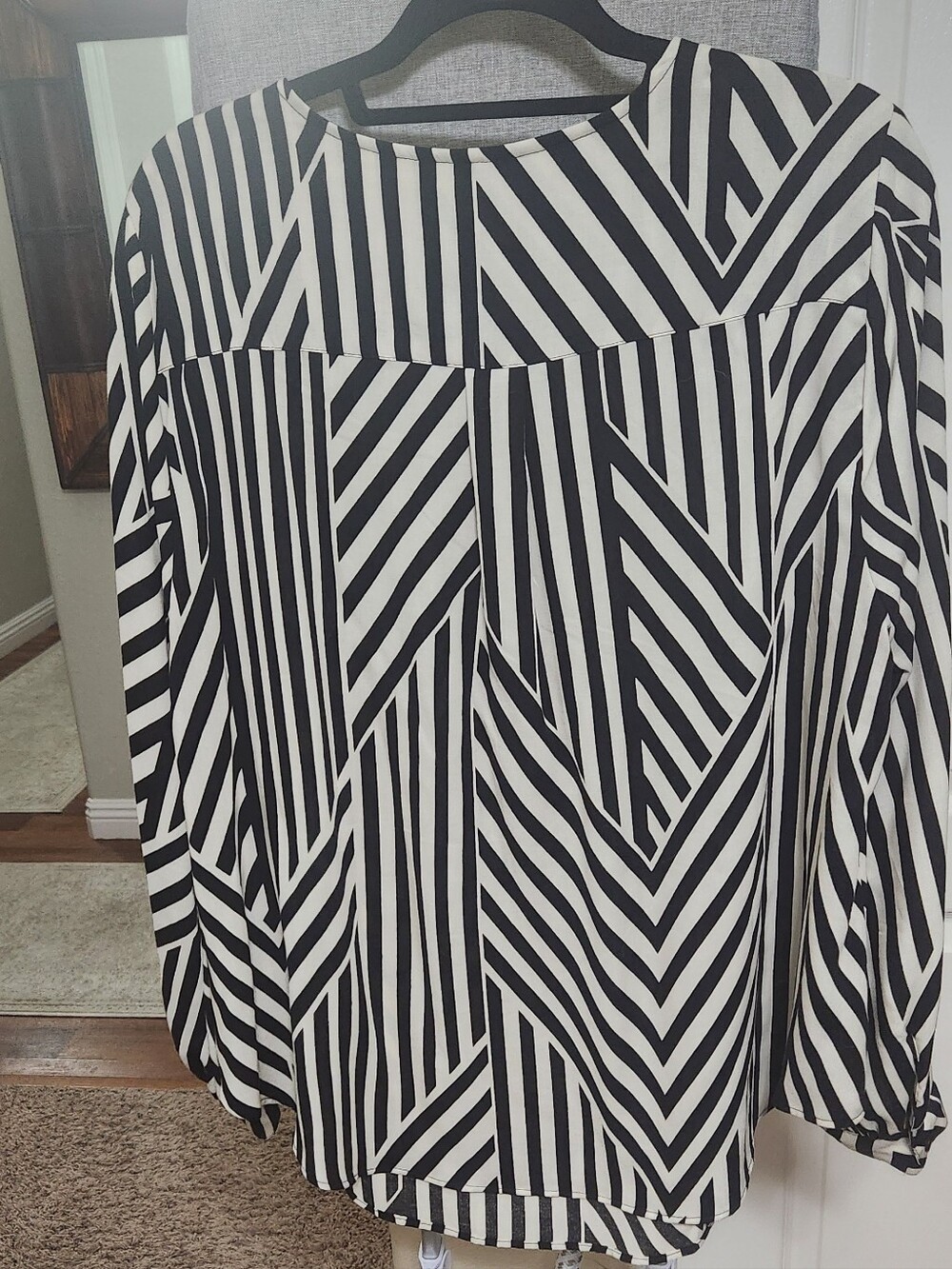 Torrid Harper Cream Black Geometric Striped V-Neck Blouse Size 0  (12/14)NWOT - Picture 6 of 6